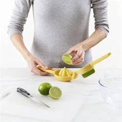 Joseph Joseph Presse-agrumes JuiceMax -Joseph Joseph || Peugeot Soldes Magasin 606038 2 1 Presse agrumes JuiceMax Joseph Joseph