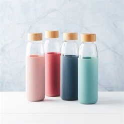 Bouteille En Verre Avec Manchon En Silicone Rose 580 Ml -Joseph Joseph || Peugeot Soldes Magasin 620033 1 1 Bouteille en verre avec manchon en silicone rose 580 ml Point Virgule