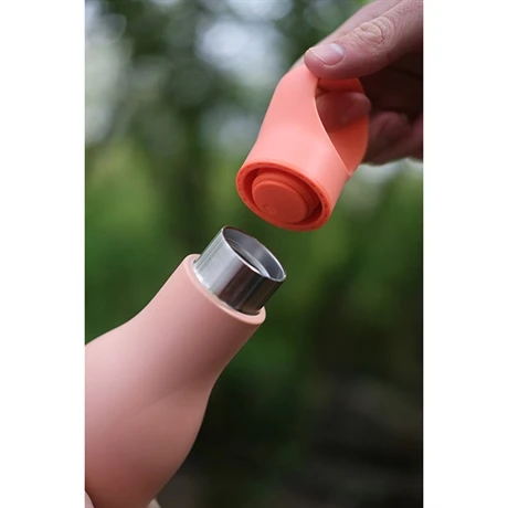 Joseph Joseph Bouteille Isotherme Isolée Sous Vide Loop 500 Ml Corail Mat 6 Joseph Joseph Bouteille Isotherme Isolée Sous Vide Loop 500 Ml Corail Mat – Image 4