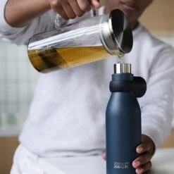 Joseph Joseph Bouteille Isotherme Isolée Sous Vide Loop 500 Ml Bleu Mat -Joseph Joseph || Peugeot Soldes Magasin 670195 4 1 Bouteille isotherme isolee sous vide Loop 500 ml Bleu mat Joseph Joseph