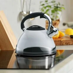 Bouilloire En Inox 3 L Varus Blanc 11657 -Joseph Joseph || Peugeot Soldes Magasin 70201 1 2 Bouilloire en inox 3 L Varus blanc 11657 Kela